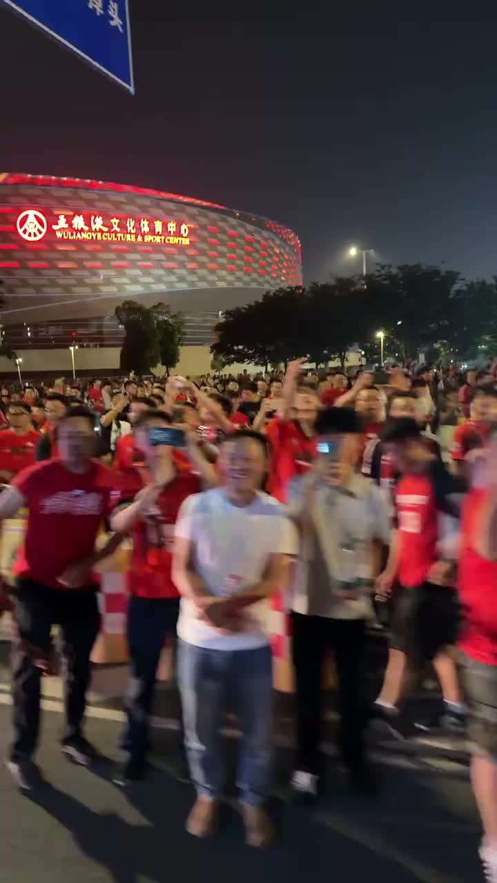 不和谐！河南远征球迷发视频，遭成都球迷泼水+骂&ldquo;建业CNM&rdquo;