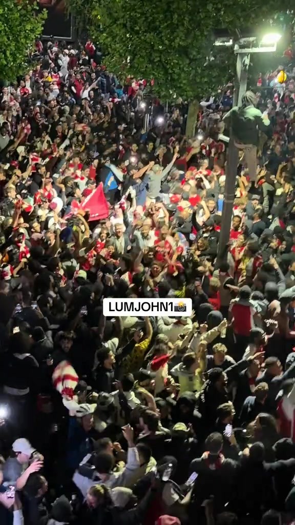 难忘今宵❤！凌晨四点的酋长球场外，枪迷们仍在彻夜狂欢