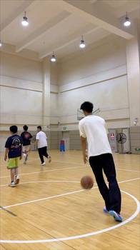 小孩哥：家人们，你们觉得我刚刚没跳一下是不是给他脸了？