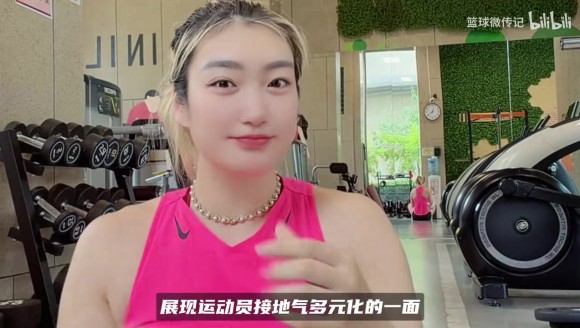 李梦手势舞反差感拉满！女版勒布朗秒变搞怪少女，太可爱了