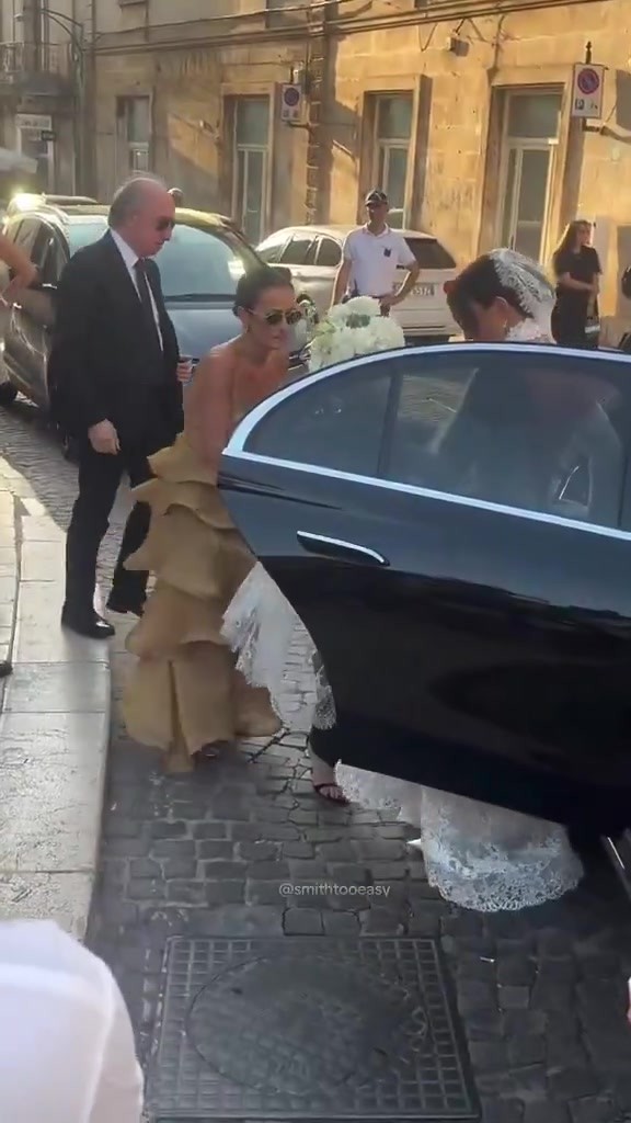 👰&zwj;♀️ 乔治娜身穿超长蕾丝婚纱气场全开！姐姐一路半蹲提裙